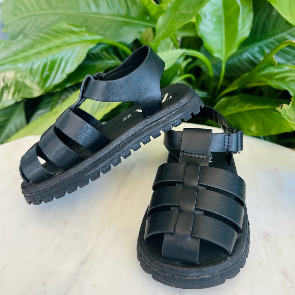 ⚫️⚪️ZaRa  - Sandals - great used condition size 22⚪️⚫️
